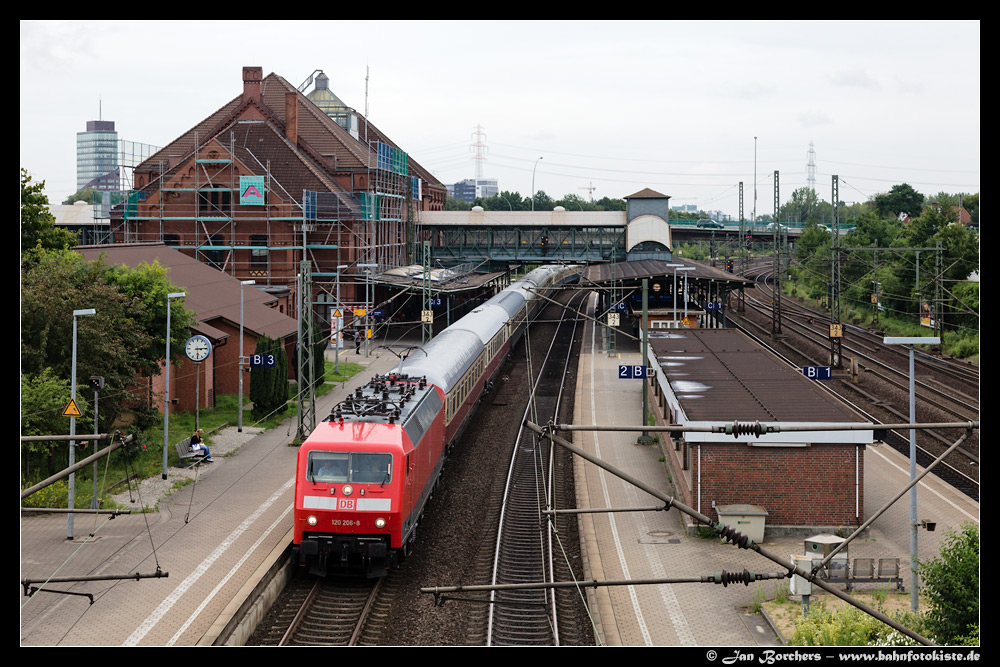 120 206 mit IC 2417 in Hamburg-Harburg